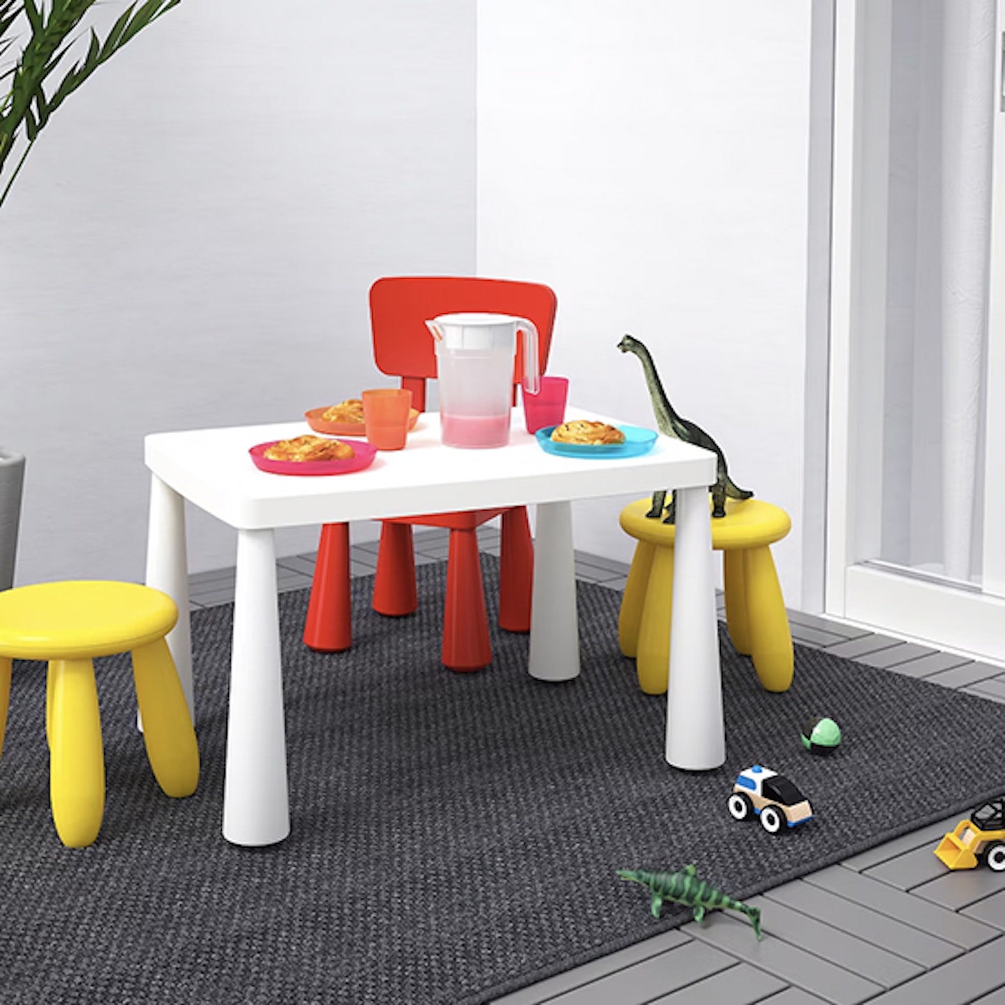 mammut-childrens-table-in-outdoor-white__0876500_pe671498_s5 copy